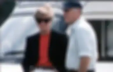 Jadi Inspirasi, 4 Gaya Super Kece Princess Diana Pakai Blazer Hitam!