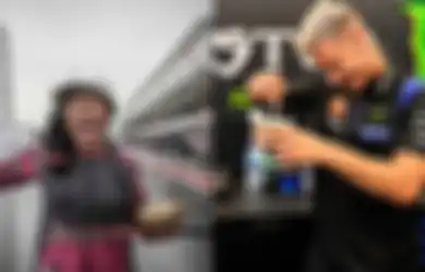 Aksinya Ritual untuk Redakan Hujan di Depan Paddock Sampai Ditirukan Fabio Quartararo, Harga Mangkok Rara Ternyata Fantastis, Sang Pawang Hujan Klaim Bisa Cegah Petir Masuk ke Arena Sirkuit Mandalika