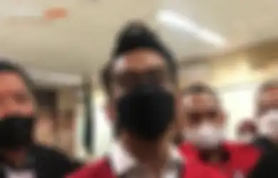 Dengan Tangan Terborgol, Adam Deni Bikin Geger Bawa Kertas Berisi Sindiran Singgung Protokol DPR Amerika ke Pengadilan, Ini Isi Tulisannya