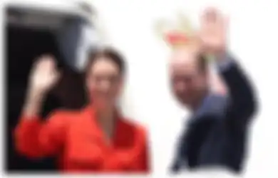 Tampil Elegan dengan Jaket Merah dan Celana Putih ala Kate Middleton