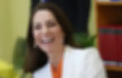 Menawan! Gaya Formal Kate Middleton Pakai Setelan Putih yang Curi Perhatian