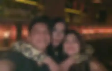Pesta Ultah BCL Jadi Momen Foto Mesra Ariel NOAH Bareng Luna Maya, Sang Vokalis Asyik Rekam Tidur Seranjang Model Cantik Ini