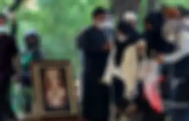 Terekam Kamera, Anak Angkat Dorce Gamalama Mati Kutu Dilabrak Kakak Almarhum di atas Tanah Makam: Aku Mengutuk Kalian