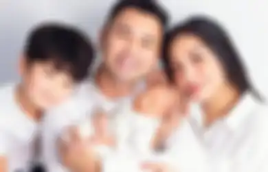 Jauh-jauh Didatangi Artis Bollywood, Raffi Ahmad dan Nagita Slavina Pamer Keakraban dengan Dua Wanita Cantik Asal India: Rayyanza Di Kiss Aunty