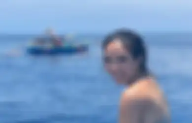 Gisel Umbar Foto Punggung Terbuka di Tengah Laut, Netizen Syok: Puasaku Batal Nggak Ya?