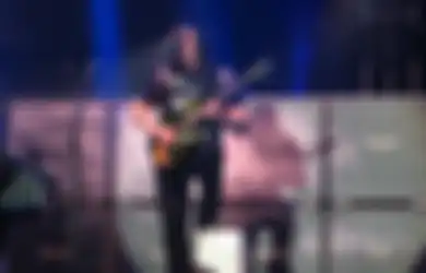 Menurut Lo, John Petrucci Lebih Pantes Jadi Gitaris Atau Penulis Lirik?