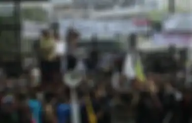 Kantor Berita Internasional Terbesar di Dunia Soroti Aksi Polisi Tembakkan Gas Air Mata ke Mahasiswa di Demo 11 April 2022, Perdebatan Perpanjangan Masa Jabatan Presiden Ikut Disinggung