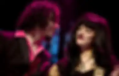 Wih! Jack White Ngajak Nikah Pacarnya di Atas Panggung!