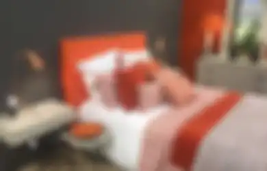 7 Ide Menyimpan Bantal Hias di Kamar Tidur, Bikin Kamar Makin Estetik!