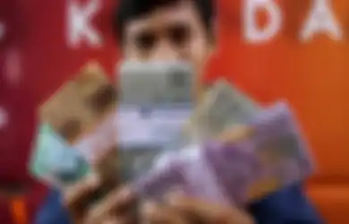 Jalani Bisnis Tukar Uang Baru untuk 'THR' Lebaran, Cowok Ini Untung Rp 20 juta perhari