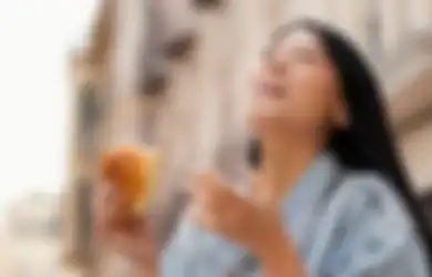 Makan Sambil Duduk Saja, Ini Akibatnya kalau Makan Saat Berdiri!