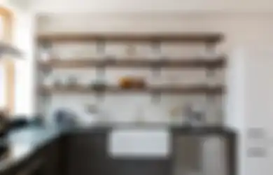 Ingin Tetap Apik di Dapur dengan Rak Terbuka? Simak Tips Berikut Ini!