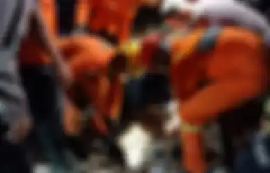 Innalillahi Wa Innailaihi Rojiun, Teman-temannya Sudah Meninggal Dunia, Arini yang Masih Hidup Tubuhnya Terjepit di Reruntuhan Gedung Ambruk, Karyawan Alfamart Disebut Bisa Angkat Telfon dari Keluarga