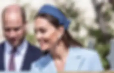 Tampil Formal Elegan dengan Coat Dress Biru ala Kate Middleton