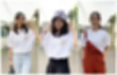 3 Ide OOTD Pakai 1 Kaos Putih Buat Acara Bukber. Kece Anti Ribet!