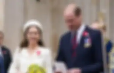 Menemani Pangeran William, Kate Middleton Sukses Menawan dengan Coat Dress Putih
