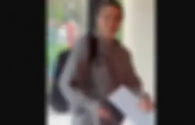 Masa Bodoh Kota yang Dipijaknya Terancam Porak Poranda, Angelina Jolie Kepergok Minum di Kedai Kopi Lviv Saat Pasukan Rusia Berkumpul untuk Serang Ukraina