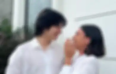 Lebaran ke Rumah Prilly Latuconsina, Intip Gaya Kompak Shenina Cinnamon dan Angga Yunanda. Gemas!