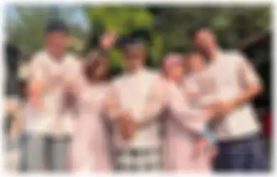 Rayakan Lebaran Bersama, Fuji An dan Keluarga Kompak Pakai Outfit Warna Lembut