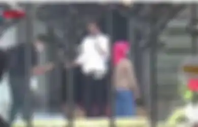 Detik-detik Paspampres Jatuhkan HP Jokowi Terekam Kamera, Reaksi Presiden Joko Widodo dan Iriana Disorot, Netizen: Jantung Aman?