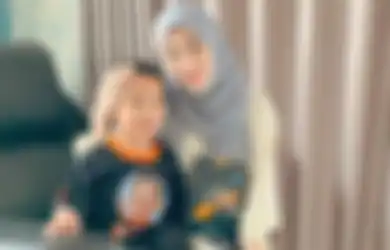 Janda Anak Satu Larissa Chou Jadi Buah Bibir, Sosok Pria Gendong Yusuf Terlihat dalam Postingannya, Nerizen Curigai Hal Ini