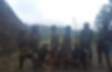 Nyalinya Menciut, Tertangkap Kamera HP, Sniper KKB Papua yang Sok Jago Serang Pos Jaga Ini Langsung Lari Terbirit-birit Saat Dihujani Tembakan Balasan dari TNI Polri