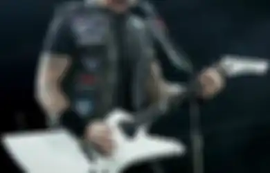 James Hetfield Telepon Fans yang Melahirkan di Konser Metallica