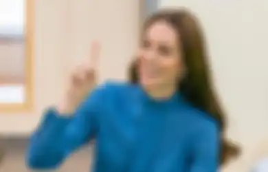 Ide OOTD Simpel Buat Gaya Formal Pakai Outfit Biru ala Kate Middleton