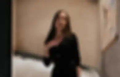 Kondangan Pakai Dress Hitam, Intip Inspirasi Model ala Caitlin Halderman!