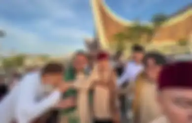Ceramah Bom Bunuh Diri Diviralkan, Ustaz Abdul Somad Cerita Dipaksa Masuk Ruangan Seperti Liang Lahat, Jamaah Unggah Foto Sang Ulama Dikerumuni