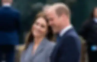 Gaya Kasual Simpel Kate Middleton Pakai Celana Pendek. Kece Abis!
