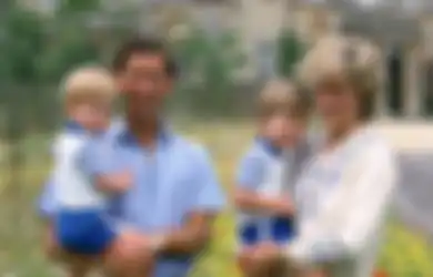 Kompak Pakai Outfit Biru, Nostalgia Fashion Masa Kecil Pangeran William dan Pangeran Harry