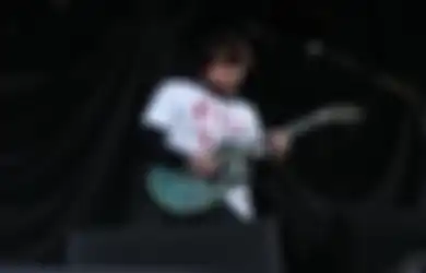 Frank Iero Beri Penghormatan Untuk Korban Penembakan Texas di Konser MCR