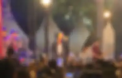 Matanya Tampak Khawatir hingga Beri Isyarat ke Pengiring Musiknya untuk Berhenti, Perlakuan Rizky Febian ke Penonton Pingsan Ini Banjir Pujian: Sepeduli Itu sama Fansnya