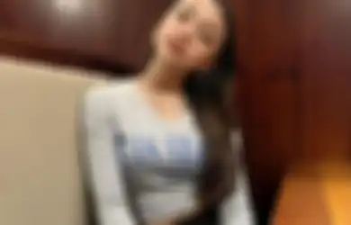 4 Gaya Kasual Naura Ayu Buat Tampil Trendi Pakai Crop Top Saat Hangout