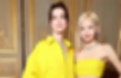 Lisa BLACKPINK Hadiri Bvlgari High Jewelry Show Bersama Anne Hathaway