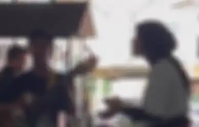 Pengunjung Sampe Senyum-senyum Sendiri, Pengamen Ini Tak Sadar Berduet dengan Penyanyi Aslinya Saat Nyanyikan Lagu Band Kotak di Warung, Intip Momen Kocaknya