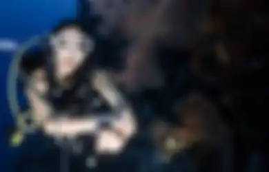 Janji Ingin Datang Lagi, Gisel Unggah Foto Diving Sembari Pamer Barang Jualan