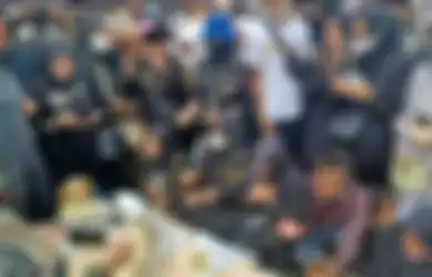 'Izinkan Kami Memelukmu nanti', Terungkap Foto Formasi Lengkap Keluarga Sebelum Eril Dimakamkan, Orang Tua Duduk Bersimpuh Mencium Peti Jenazah