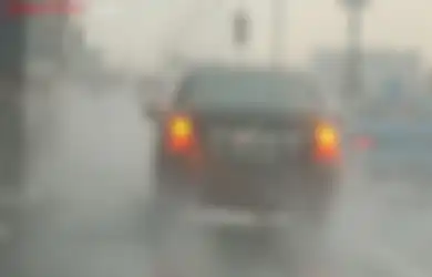 Jangan Nyalakan Lampu Hazard Saat Hujan Deras, Tapi Nyalakan Lampu Ini