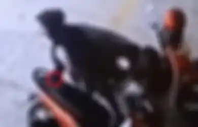 Clingak-Clinguk Saat Hendak Keluarkan Motornya di Parkiran, Wanita Ini Lakukan Aksi Tak Terduga, Netizen: Astaga Mbak, di Shopee Banyak yang Murah!