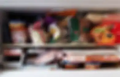 Perhatian, Saat Siram Bunga Es dengan Air Panas Jangan Lupakan Hal Ini, Freezer Kulkas yang Bau Amis Jadi Bersih Kembali!