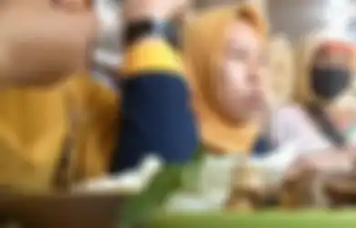 Terekam Kamera Noyor Pengunjung yang Asyik Makan, Kelakuan Pengemis Ini Viral di Media Sosial, Netizen: Udah Malas, Kurang Ajar Pula!