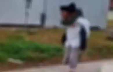 Anaknya Khatam Menghafal Al Quran, Aksi Bapak di Pinggir Jalan Ini Bikin Netizen Terkesima: Biar Impas ya Allah