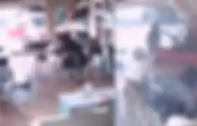 Menegangkan, Video Detik-detik Mobil Seruduk Rumah Makan Viral, Pengunjung Sempat Terseret Meja yang Terpental