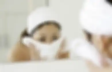 Bikin Kulit Rusak, Ini 5 Alasan Jangan Keringkan Wajah Pakai Handuk!