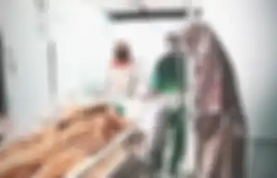 Raut Kecemasan Terpancar dari Wajahnya, Oki Setiana Dewi Pilu Kabarkan Sang Ibunda Terbaring Lemah di Ranjang Rumah Sakit, Kakak Ria Ricis Tulis Pesan Begini