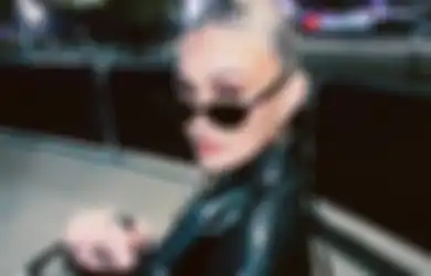 Jadi Penyanyi Internasional Tak Buat Dirinya Sombong, Agnez Mo Justru Bersikap Ramah dan Santun pada Seorang Satpam, Senyum Sumringahnya Jadi Sorotan, Netizen Auto Puji Setinggi Langit: Itu Terkaya Loh Nggak Belagu