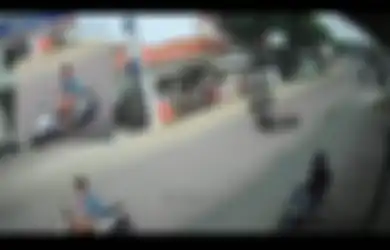 Viral Video Pria Diduga Jambret Pengendara Motor, Korban Terkulai, HP Dirampas di Tengah Jalan