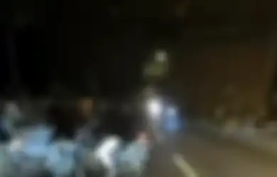 Seenak Jidat Berjejer di Tengah Jalan, Gerombolan Pemotor Lontarkan Makian Saat Pengendara Mobil Lakukan Hal Ini, Suara Benda Menghantam Terdengar Kemudian